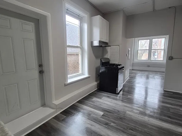 2219 S Oakley Ave #1F — Photo 4