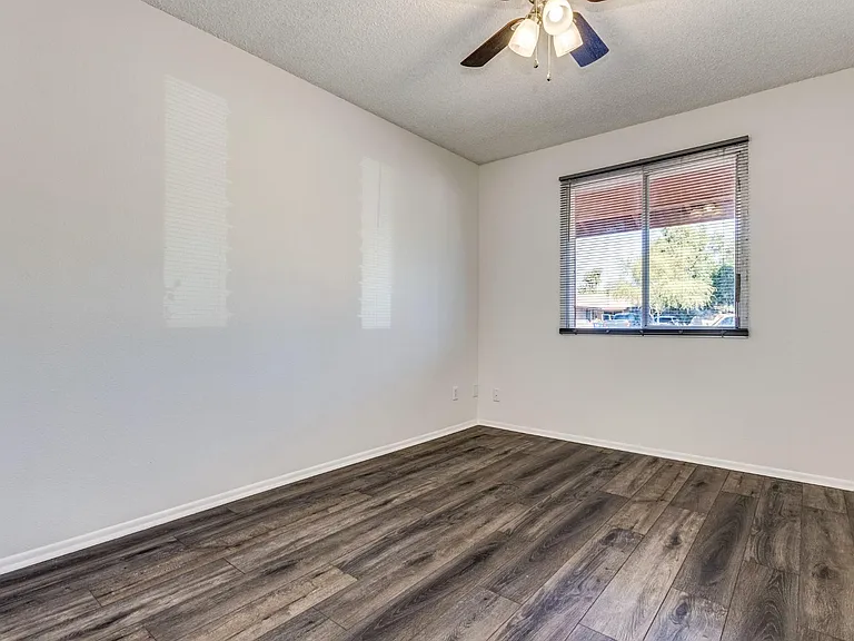 633 E Malibu Dr — Photo 9