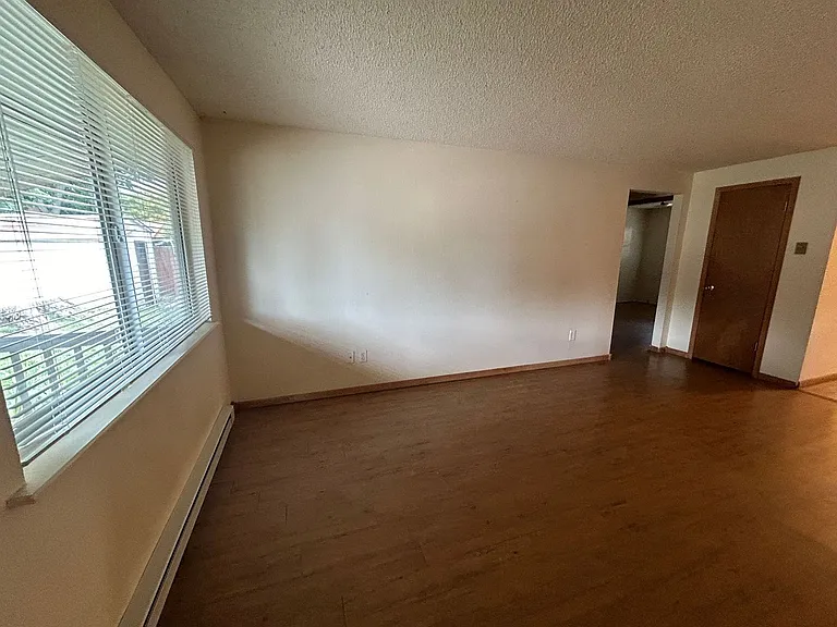 1249 E 6th St — Photo 3