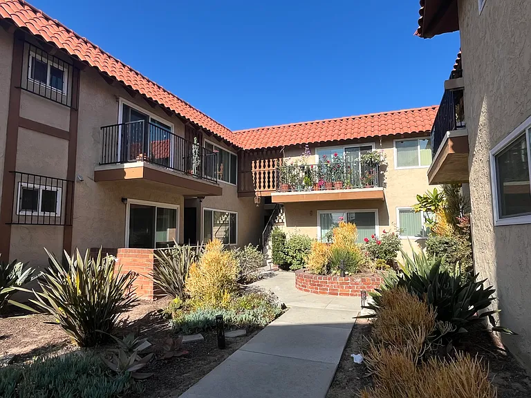 1912 Rockefeller Ln — Photo 2