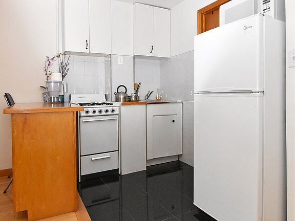 4th image of 536 E 14th St APT 4