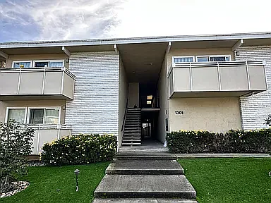 1301 Palos Verdes Dr #2 — Photo 2