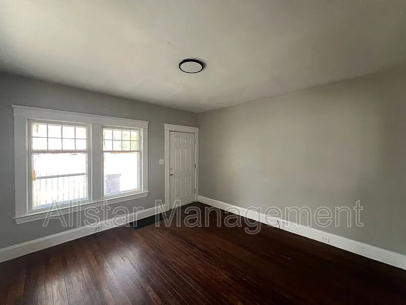 3 bed, 1.0 bath, 1200 sqft, $1,195 — Photo 4