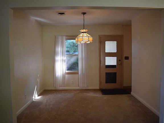 4th image of 2701 E Blackford Ave