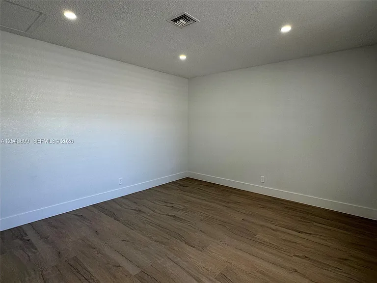899 NE 15th St #3 — Photo 8