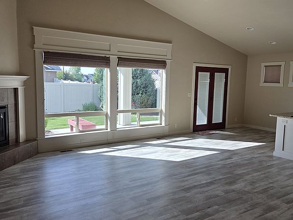 Living Room/ Open concept to the kitchen