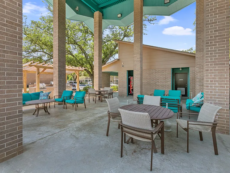 Bayou Oaks Apartments — Photo 27