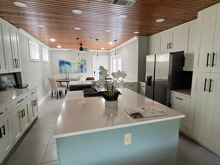 1701 N University Ave — Photo 6