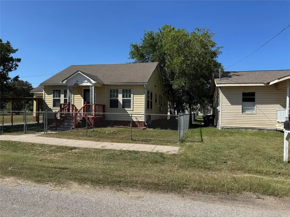 602/606 E Clayton St, Cuero, TX 77954
