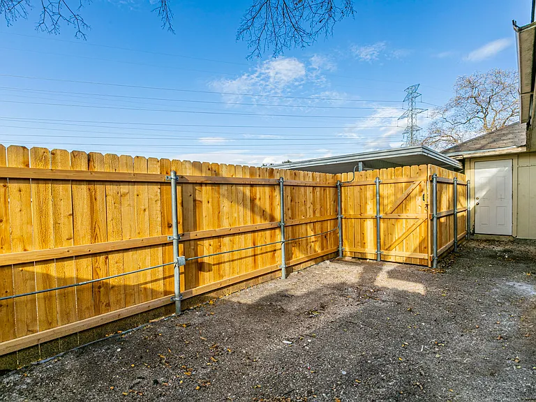 813 Melrose Dr — Photo 10
