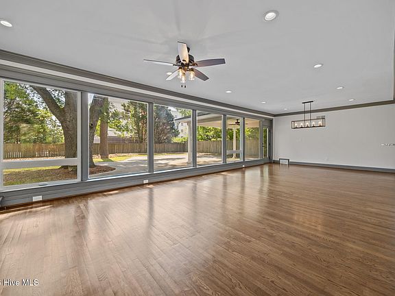 4th image of 1041 E Rock Spring Road