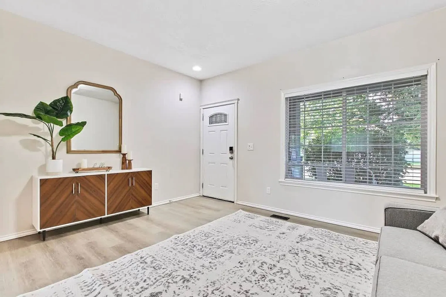 4 bed, 2.0 bath, 2841 sqft, $7,060 — Photo 3
