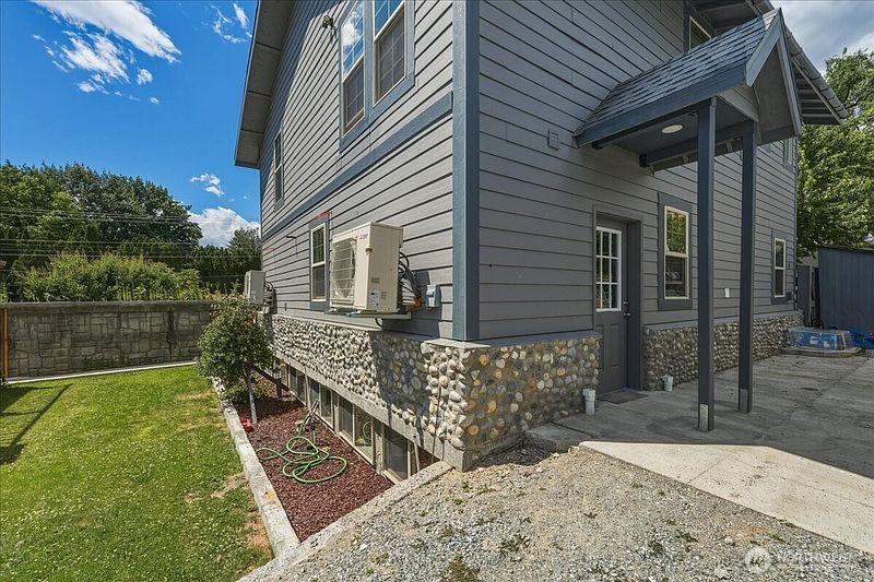 4th image of 330 W Highland Avenue