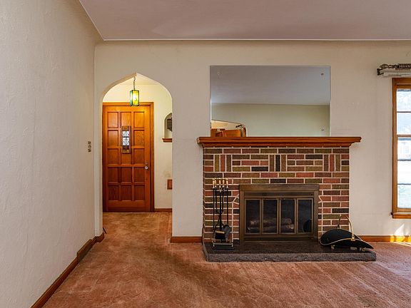 4th image of 1137 Farrington St