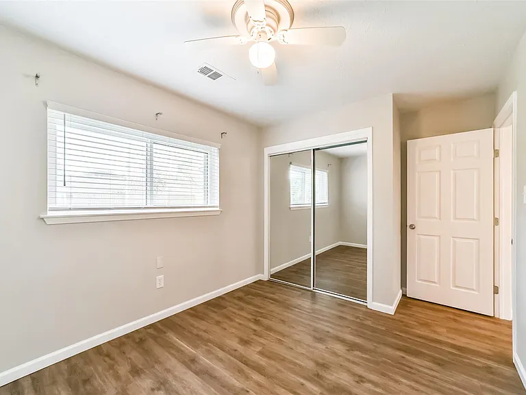 504 Avondale Ln — Photo 13