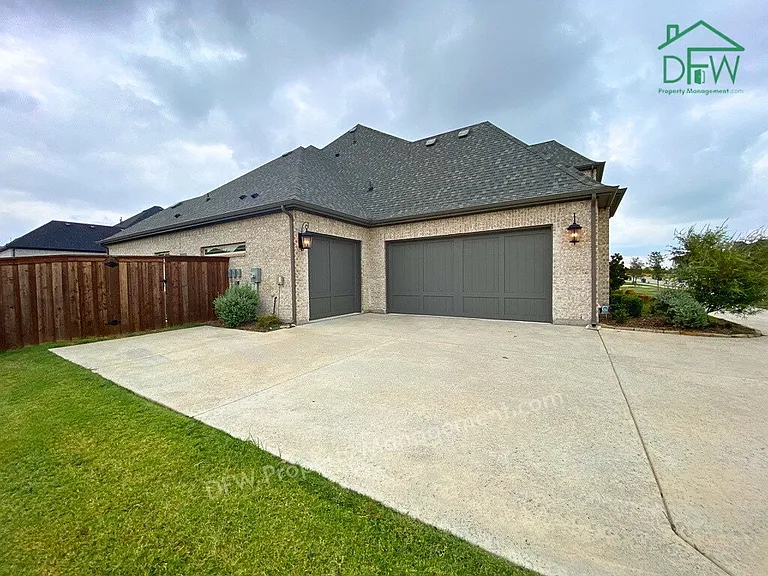 2151 Lassen Dr — Photo 2