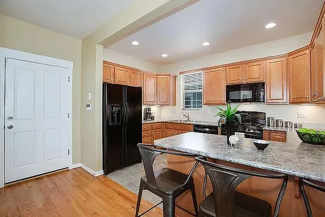 4 bed, 2200 sqft, $3,300 — Photo 4
