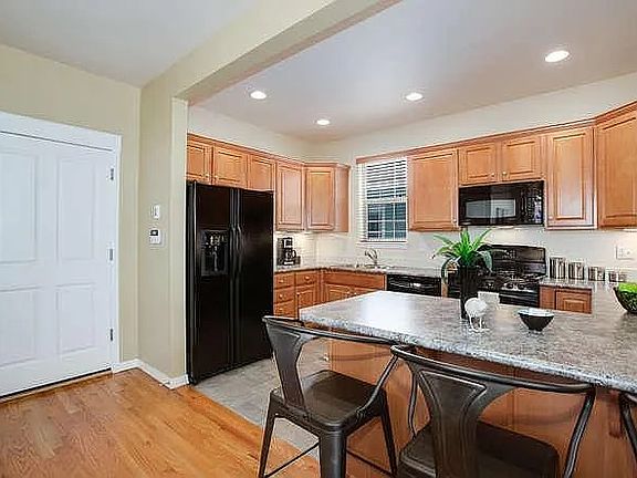 4th image of 10067 E 31st Ave