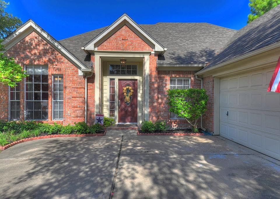 This home sits on an oversized lot on a cul-de-sac!