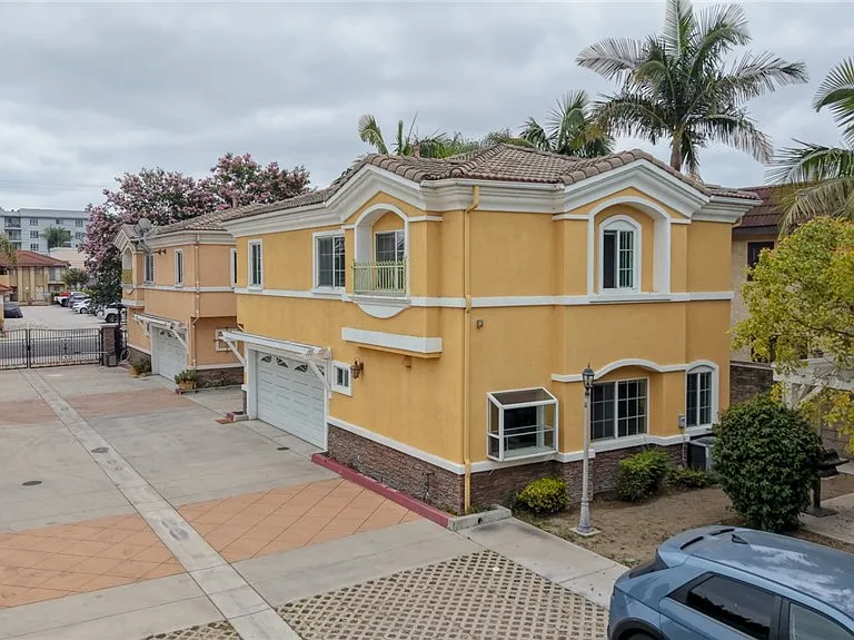 5803 Fullerton Ave — Photo 2