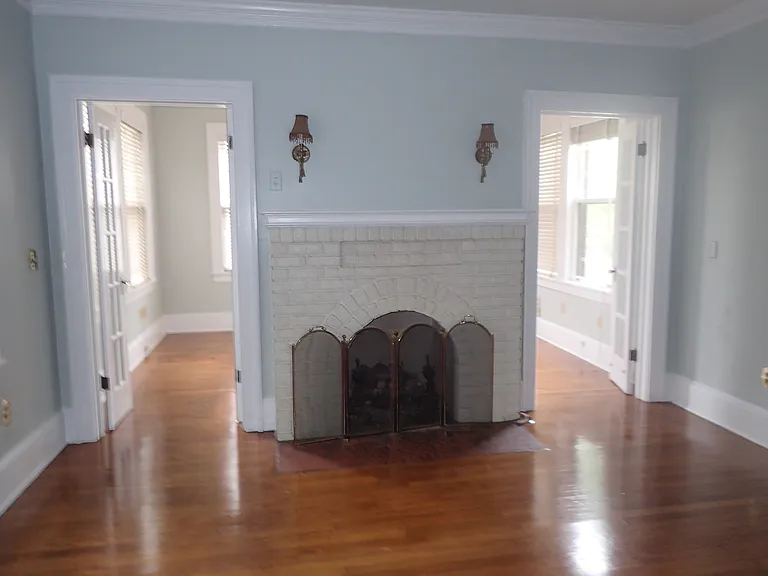 417 E 49th St — Photo 2