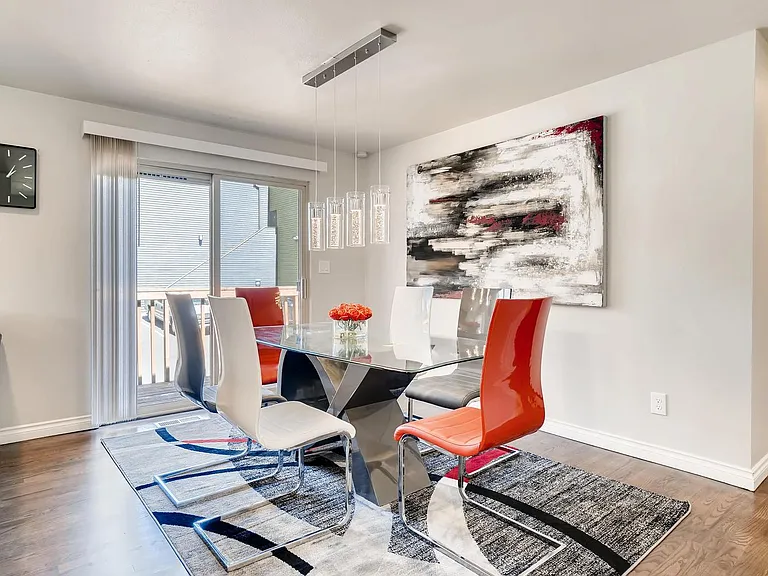 Nice dining area that can easily sit 6 guests