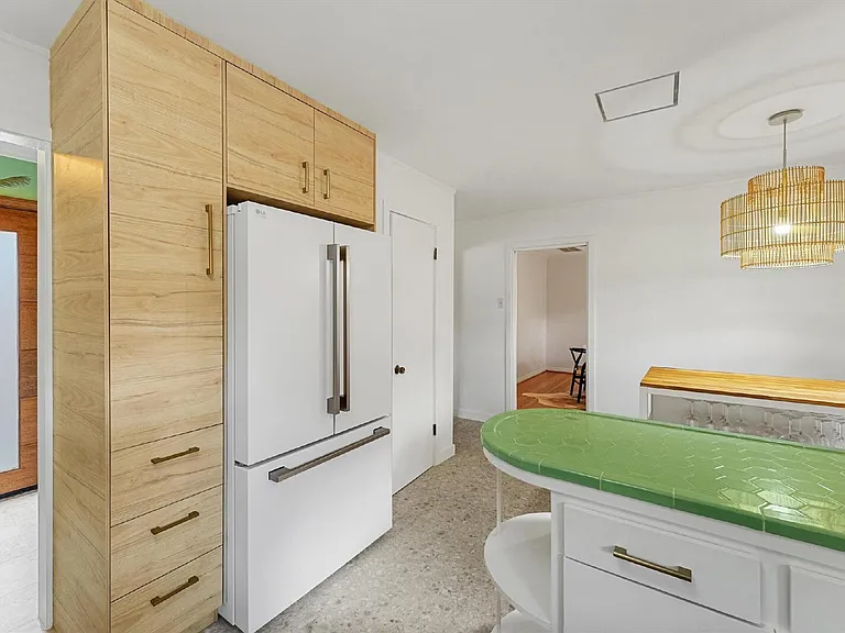 2052 Addison Rd — Photo 3