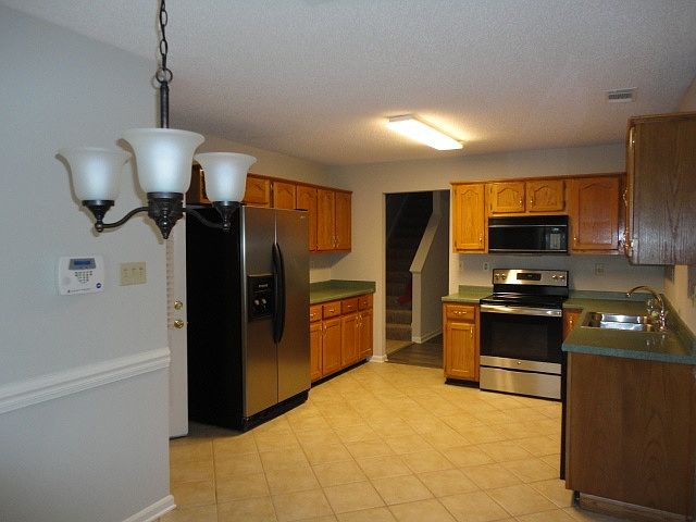 Kitchen w/updated refrigerator & new range