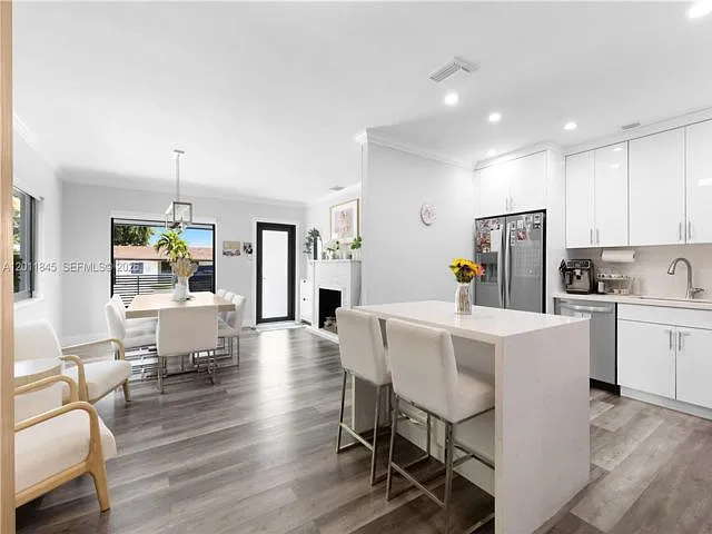 3 bed, 2.0 bath, 1800 sqft, $5,000 — Photo 3