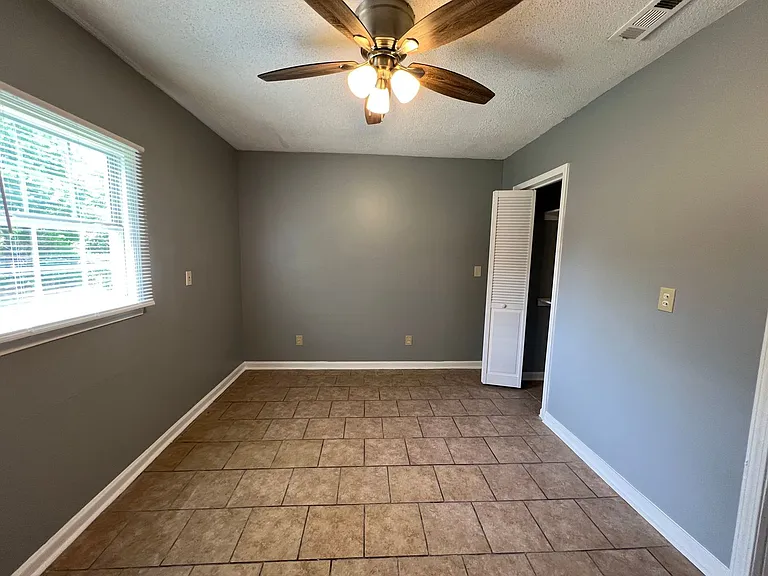 1008 Pelham St — Photo 10