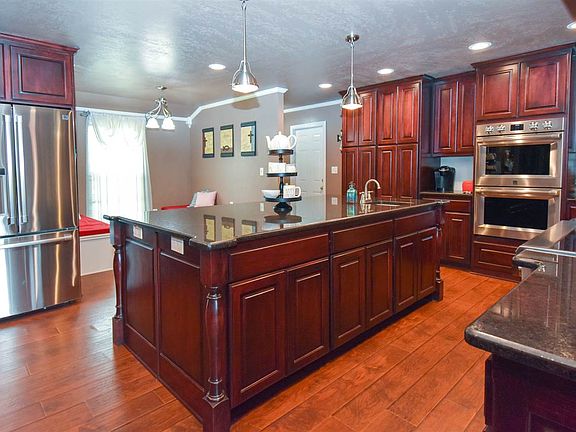 3rd image of 165 Wintergreen Dr