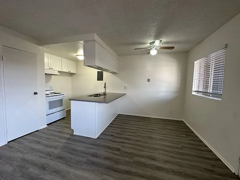 Building Photo - 2350 Peacock Ave #204