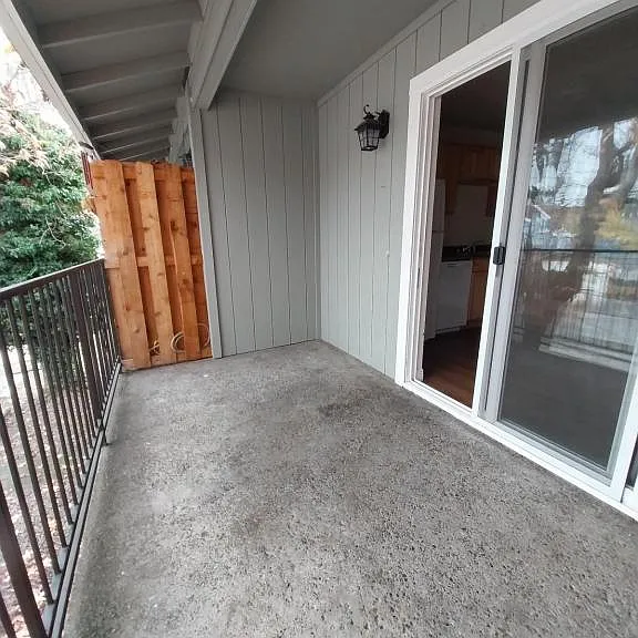444 NW D St #F — Photo 10