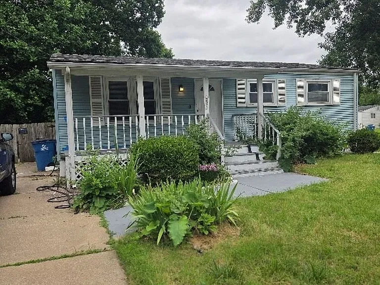 1225 Scott Ave — Photo 2