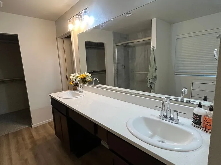 1107 E La Brea Ave — Photo 15