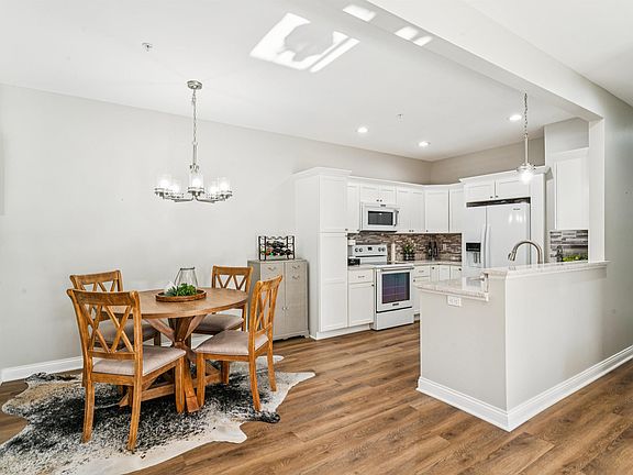 5th image of 895 Watercress Ln