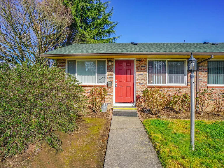 470 SE 12th Ave — Photo 13