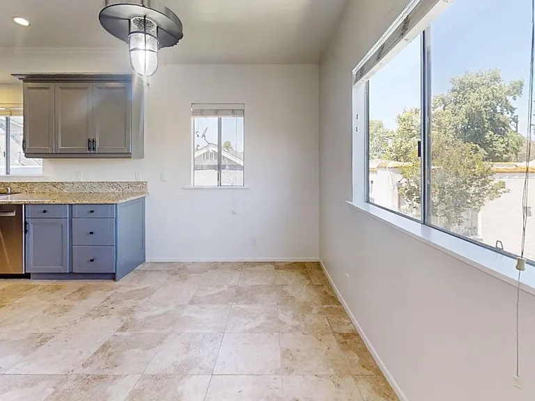 2BD/1BA Apartment in Belmont Heights — Photo 6