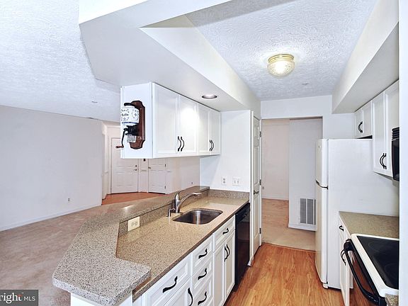 5th image of 203 Burkwood Ct Unit 2F