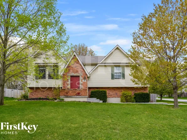 1004 SE Dover Dr, Lees Summit, MO 64081