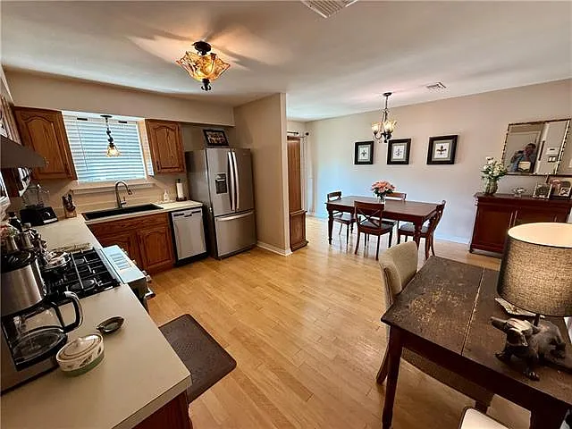 3 bed, 1.5 bath, 1420 sqft, $2,000 — Photo 4