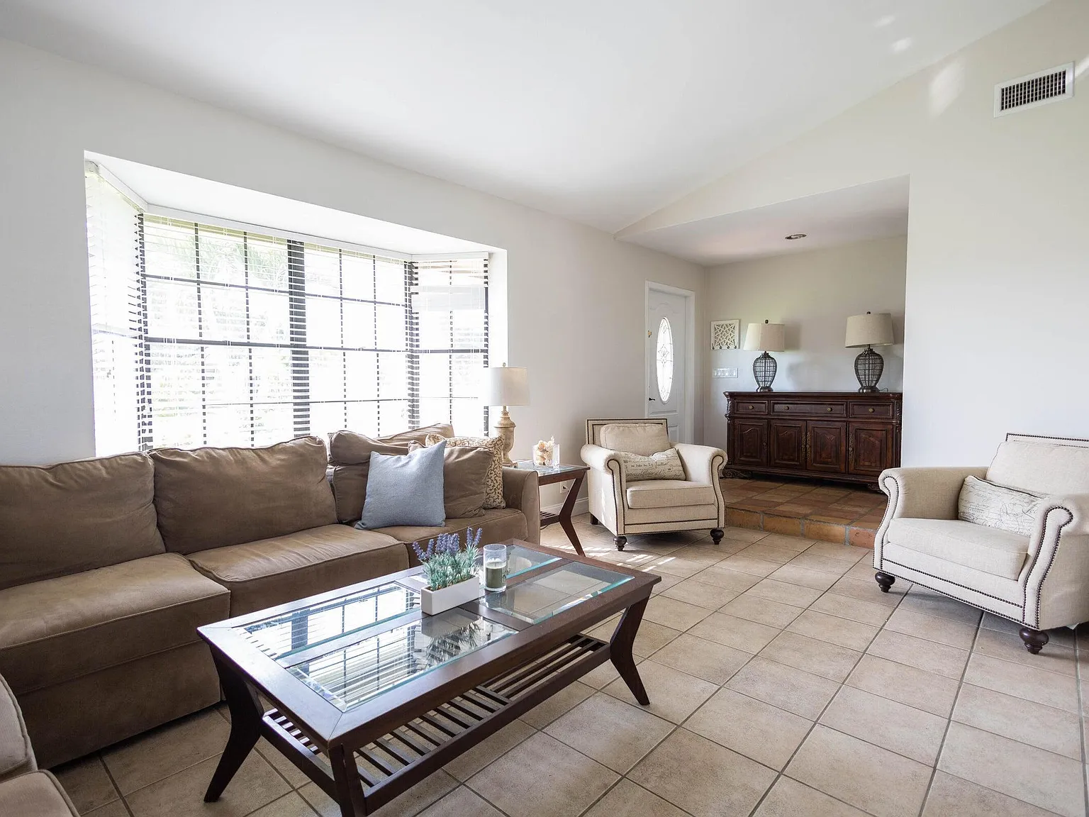 3 bed, 2.0 bath, 1745 sqft, $7,500 — Photo 2