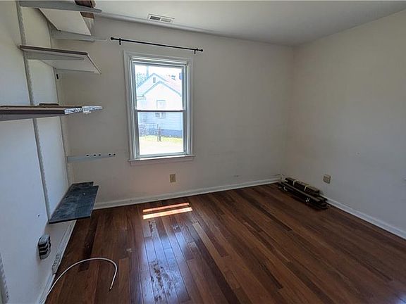 3rd image of 23 Laurel Dr
