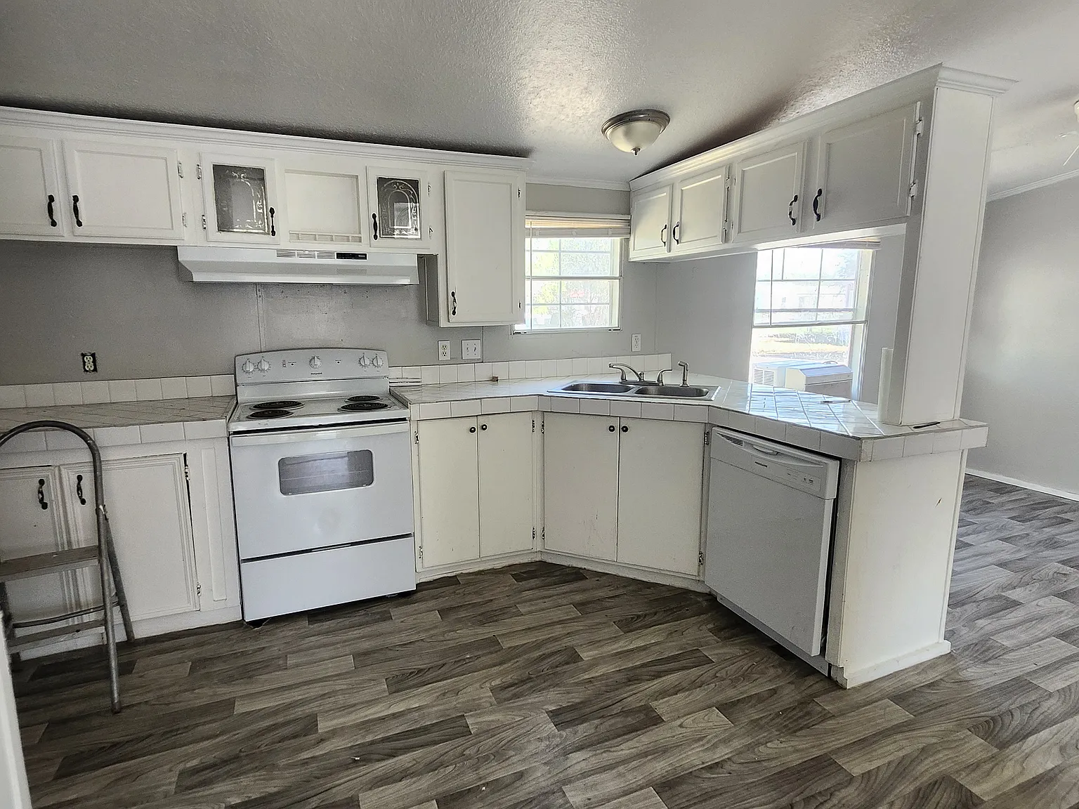 3 bed, 1000 sqft, $1,149 — Photo 1
