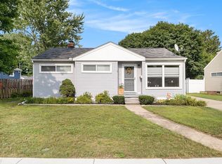 726 Woodbine Dr, Fenton, MI