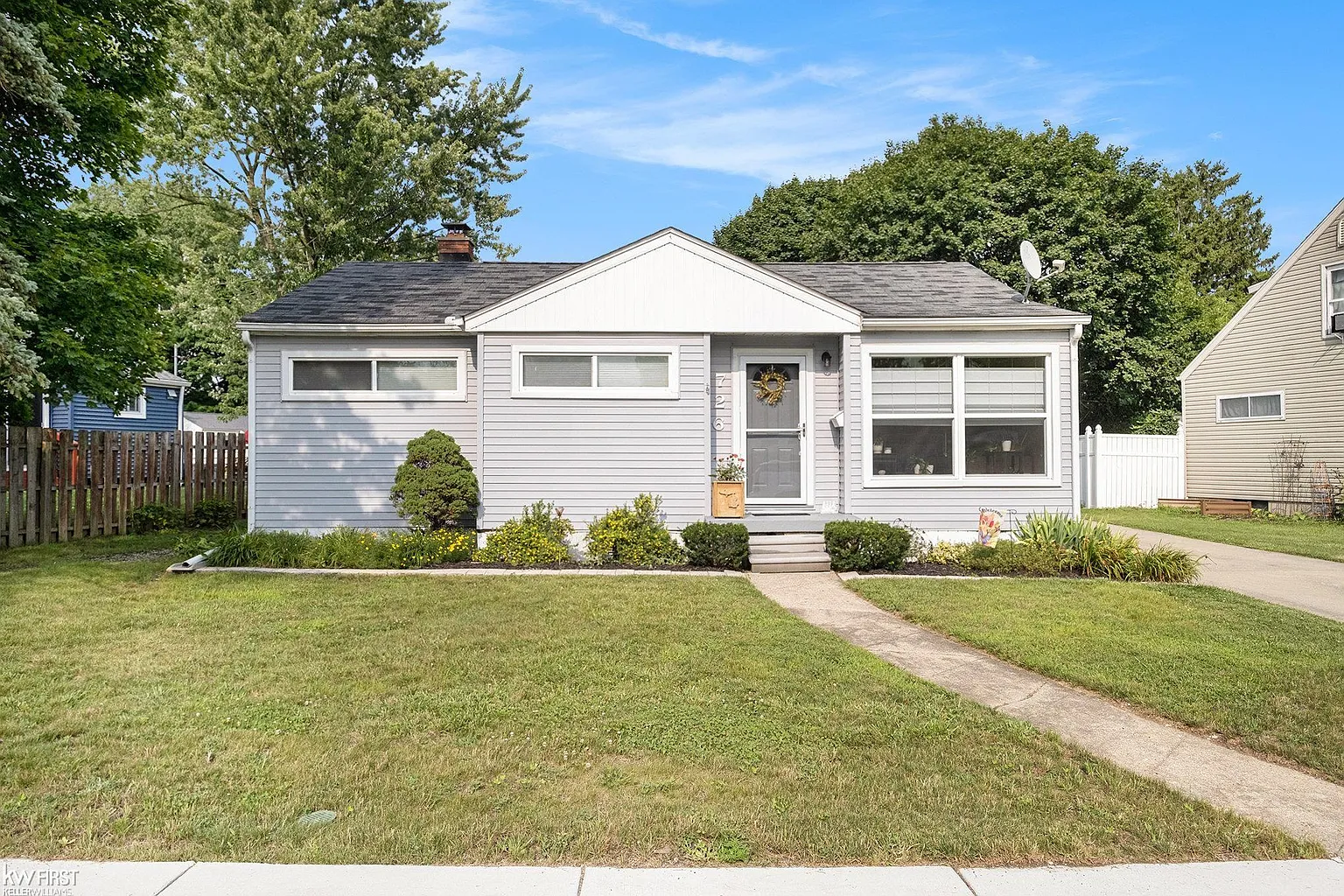 726 Woodbine Dr photo 1