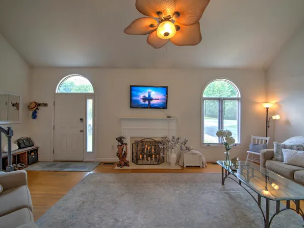 183 Idlewood Blvd, Staunton, VA 24401