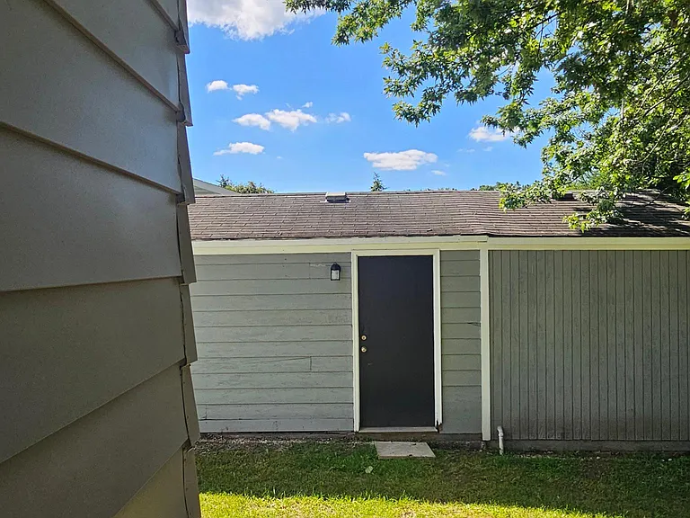 1635 Giddings Rd — Photo 28