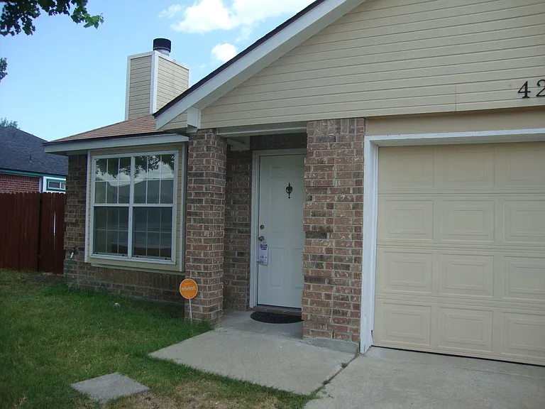 4208 Glennwood Dr — Photo 2