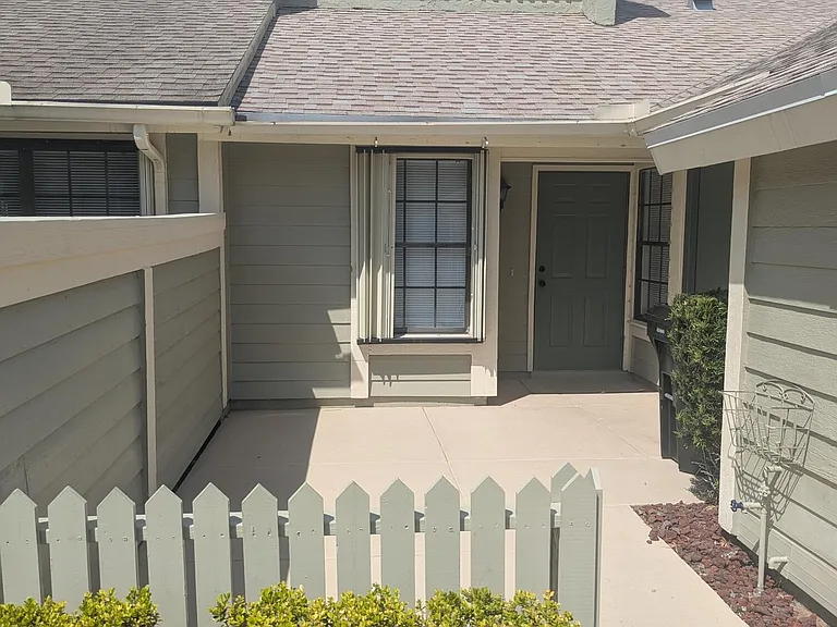 1455 SE Colchester Cir — Photo 2